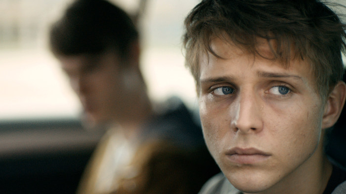 Aus der Haut | Gay-TV-Film 2015 -- Platz 14 der besten schwul-lesbischen Filme 2016 -- schwul, Coming Out, Homophobie, Bisexualität, Homosexualität