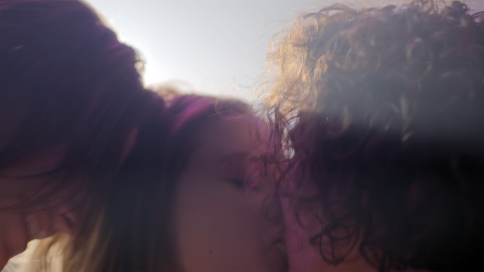 Looping | Film 2015 -- Platz 23 der besten schwul-lesbischen Filme 2016 -- lesbisch, Bisexualität, Homosexualität