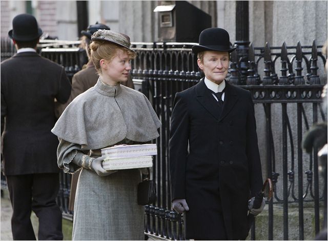 Albert Nobbs -- Still5 (Glenn Close, Mia Wasikowska)
