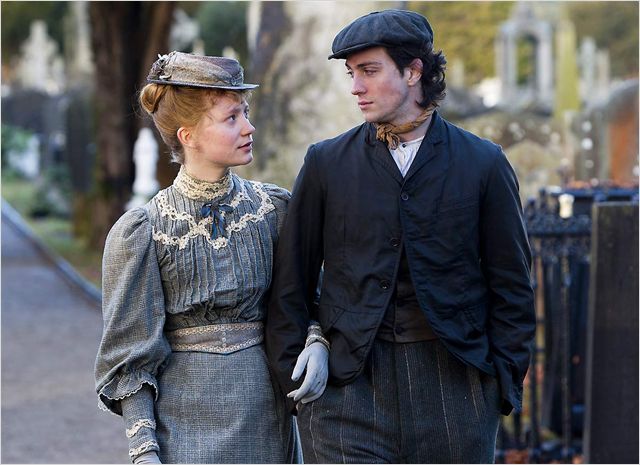 Albert Nobbs -- Still7 (Aaron Taylor-Johnson, Mia Wasikowska)