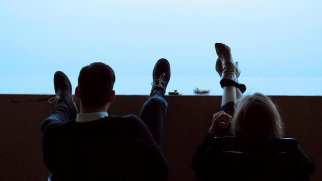Männer zeigen Filme und Frauen ihre Brüste -- STILL 3